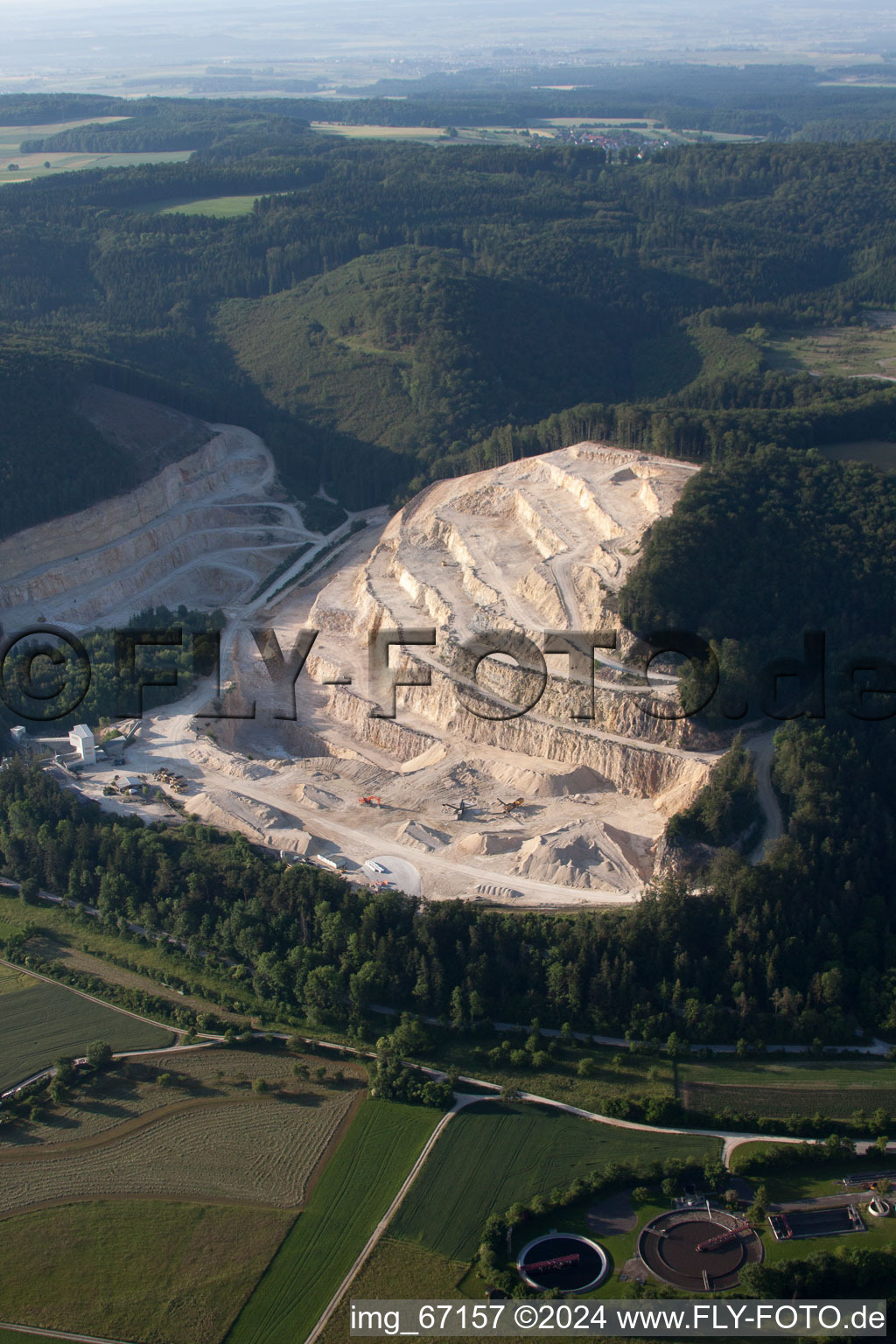 Vue aérienne de Carrière pour l'exploitation minière et l'extraction de chaux à le quartier Gerhausen in Blaubeuren dans le département Bade-Wurtemberg, Allemagne