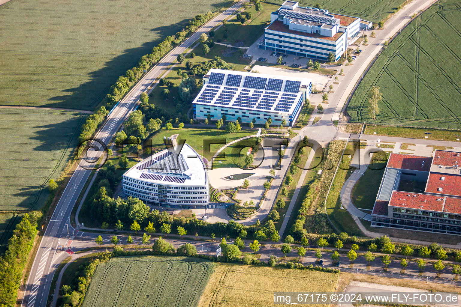 Vue aérienne de Complexe immobilier de l'institut BMW Car IT GmbH à le quartier Eselsberg in Ulm dans le département Bade-Wurtemberg, Allemagne