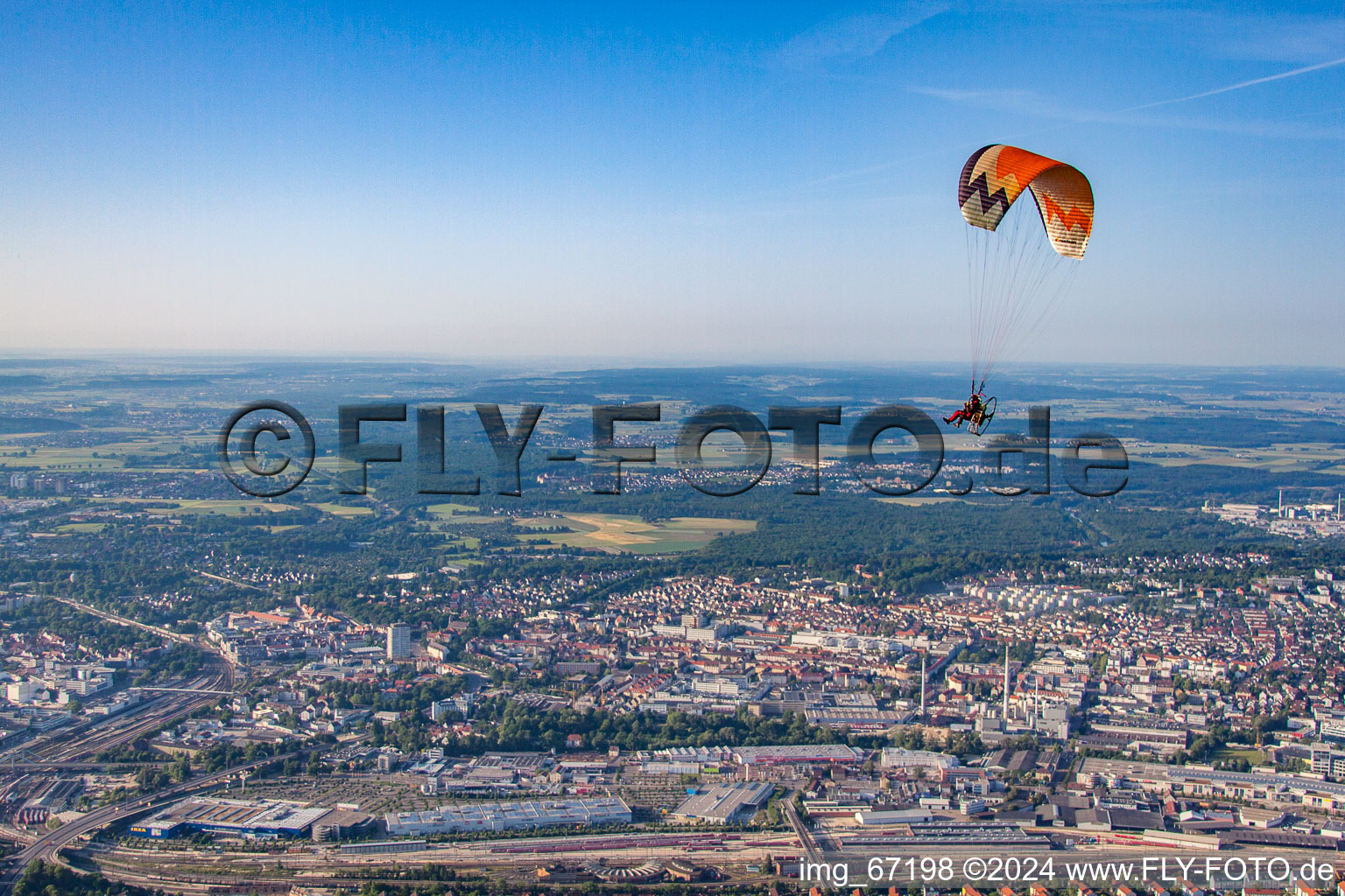 Vue aérienne de Parapente au-dessus de la ville à le quartier Weststadt in Ulm dans le département Bade-Wurtemberg, Allemagne