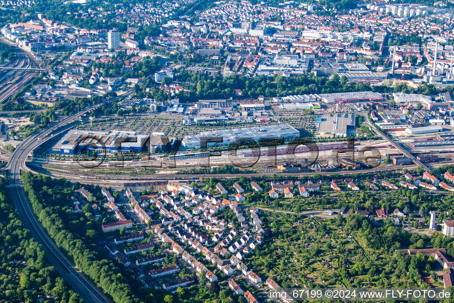 Vue aérienne de IKEA et Mediamark à le quartier Weststadt in Ulm dans le département Bade-Wurtemberg, Allemagne