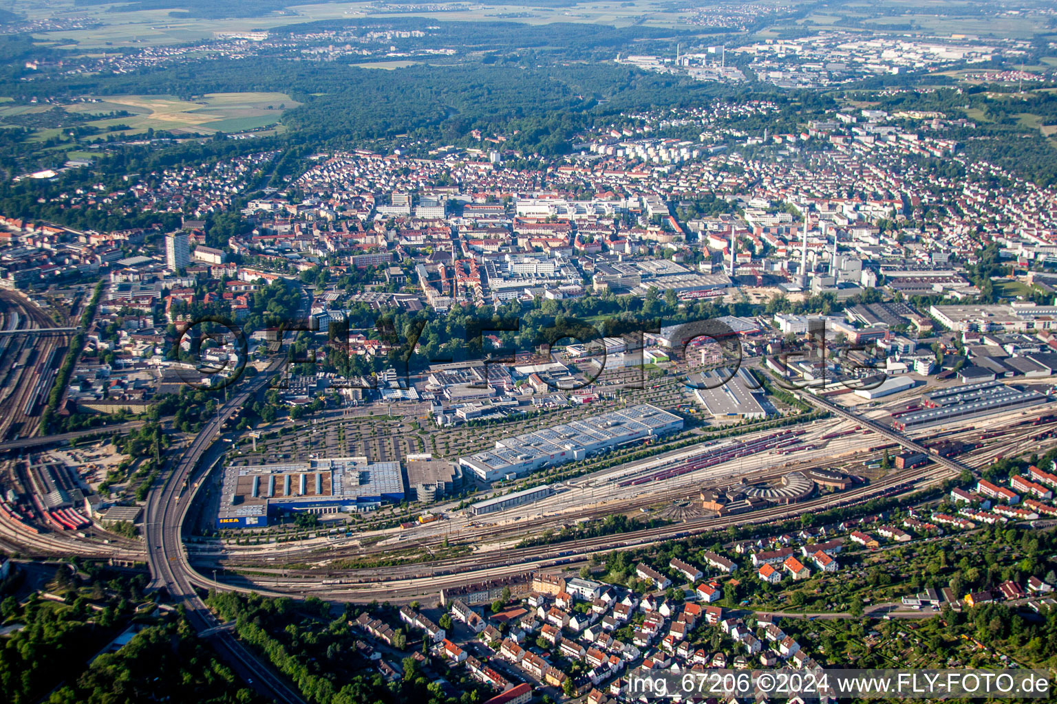 Vue aérienne de Magasin de meubles - magasin de meubles Magasin de meubles et de meubles IKEA Ulm à la gare de fret à le quartier Weststadt in Ulm dans le département Bade-Wurtemberg, Allemagne