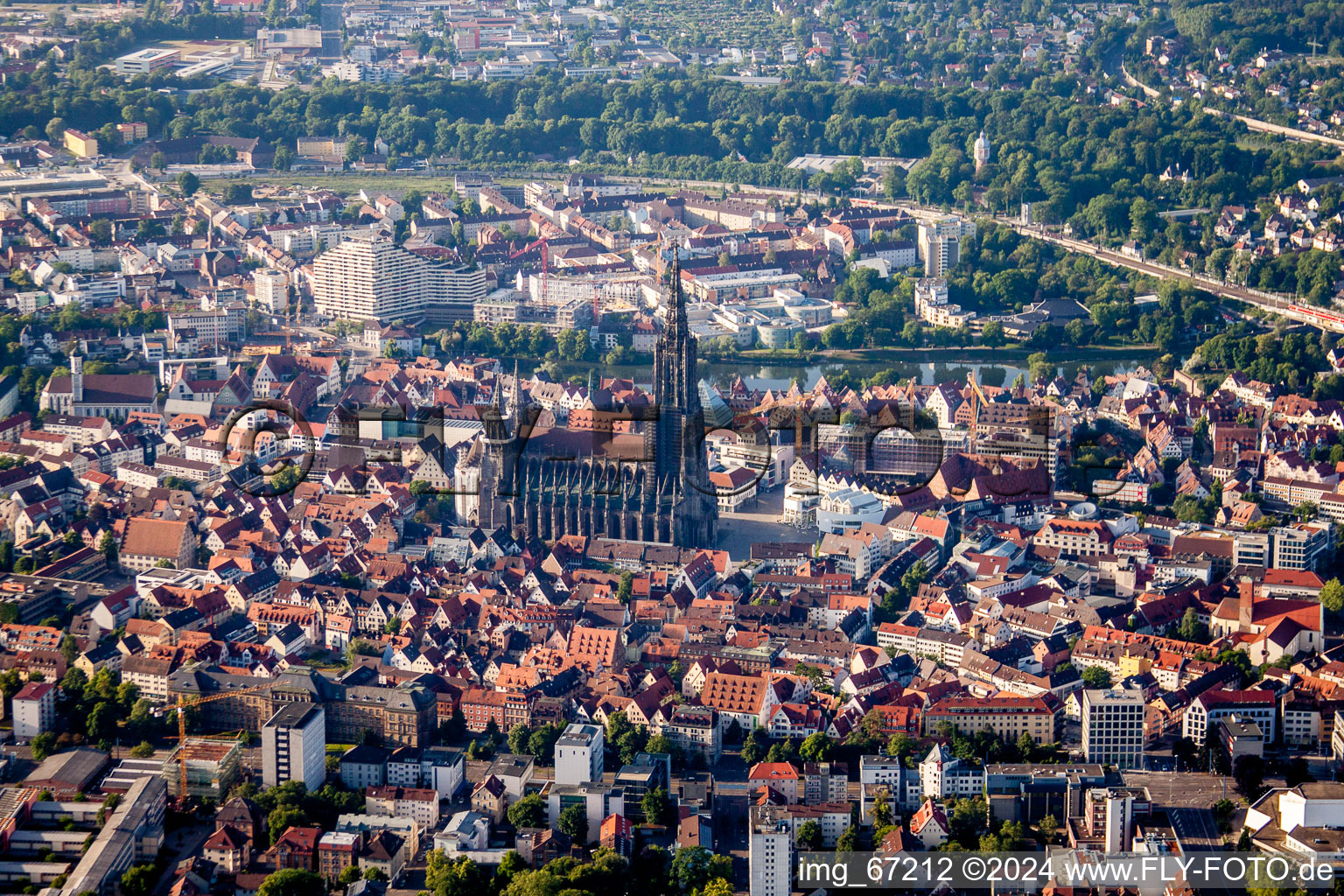 Vue aérienne de Cathédrale Saint-Pierre d'Ulm à le quartier Mitte in Ulm dans le département Bade-Wurtemberg, Allemagne