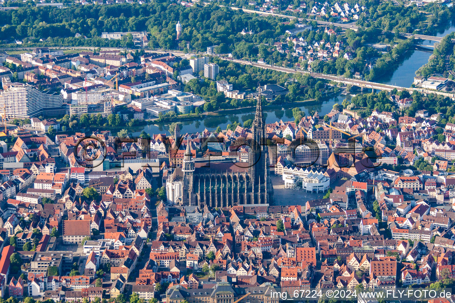 Vue aérienne de La plus haute église du monde : la cathédrale d'Ulm à le quartier Mitte in Ulm dans le département Bade-Wurtemberg, Allemagne