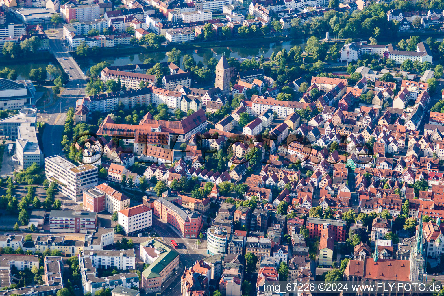 Vue aérienne de Vieille ville Est et pont Gänstor jusqu'à Neu-Ulm sur le Danube à le quartier Mitte in Ulm dans le département Bade-Wurtemberg, Allemagne