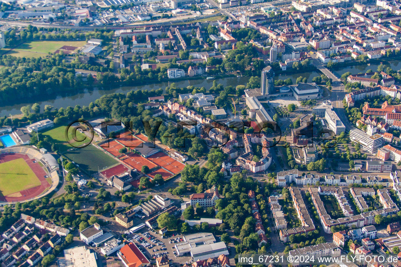 Vue aérienne de Terrain en gazon artificiel et courts de tennis du club de tennis SSV Ulm 1846 à le quartier Oststadt in Ulm dans le département Bade-Wurtemberg, Allemagne