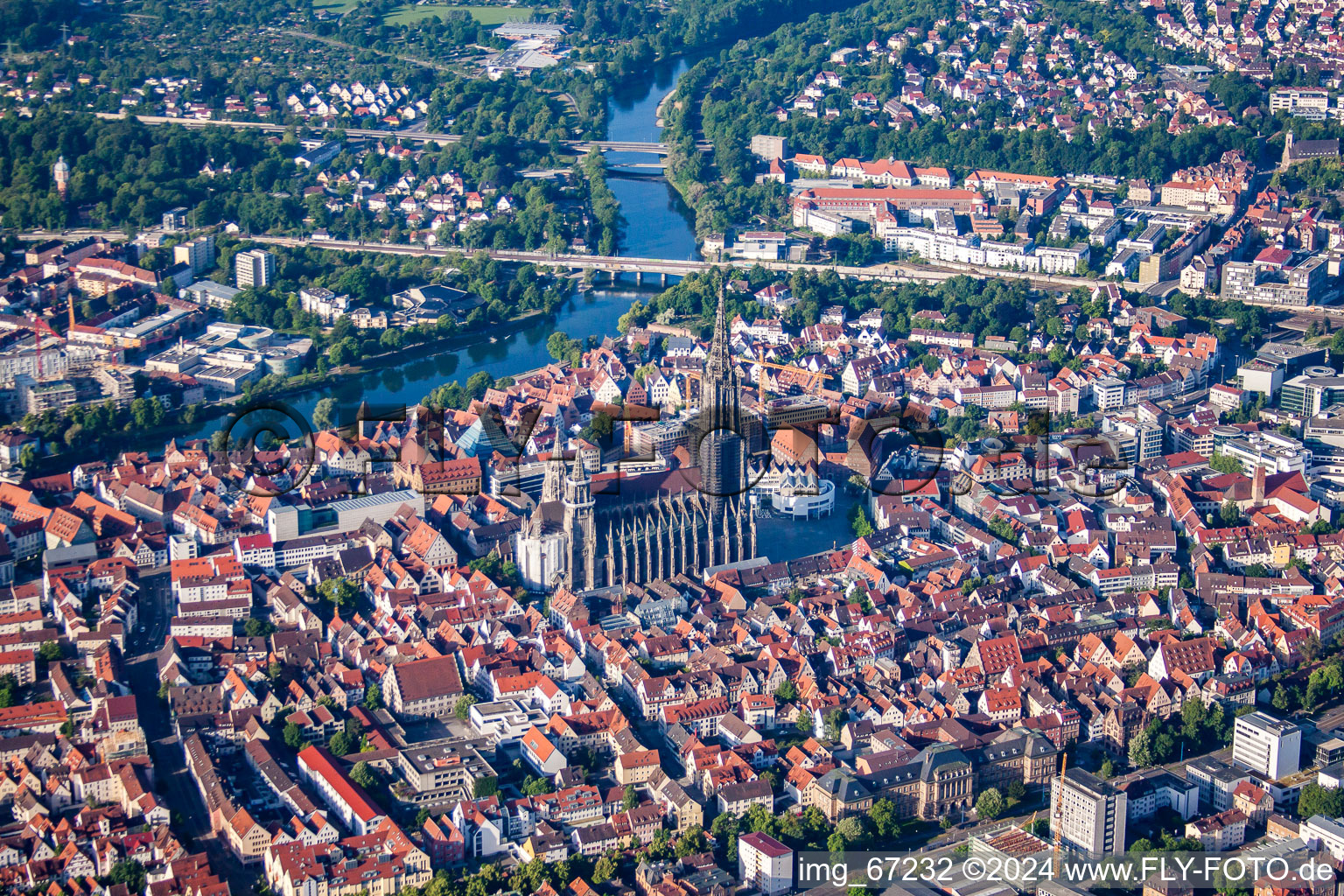 Vue aérienne de Cathédrale d'Ulm sur la Münsterplatz à le quartier Mitte in Ulm dans le département Bade-Wurtemberg, Allemagne