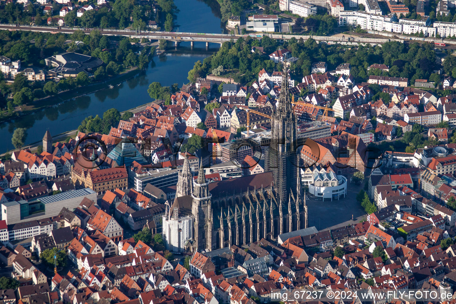 Vue aérienne de Cathédrale d'Ulm sur la Münsterplatz à le quartier Mitte in Ulm dans le département Bade-Wurtemberg, Allemagne