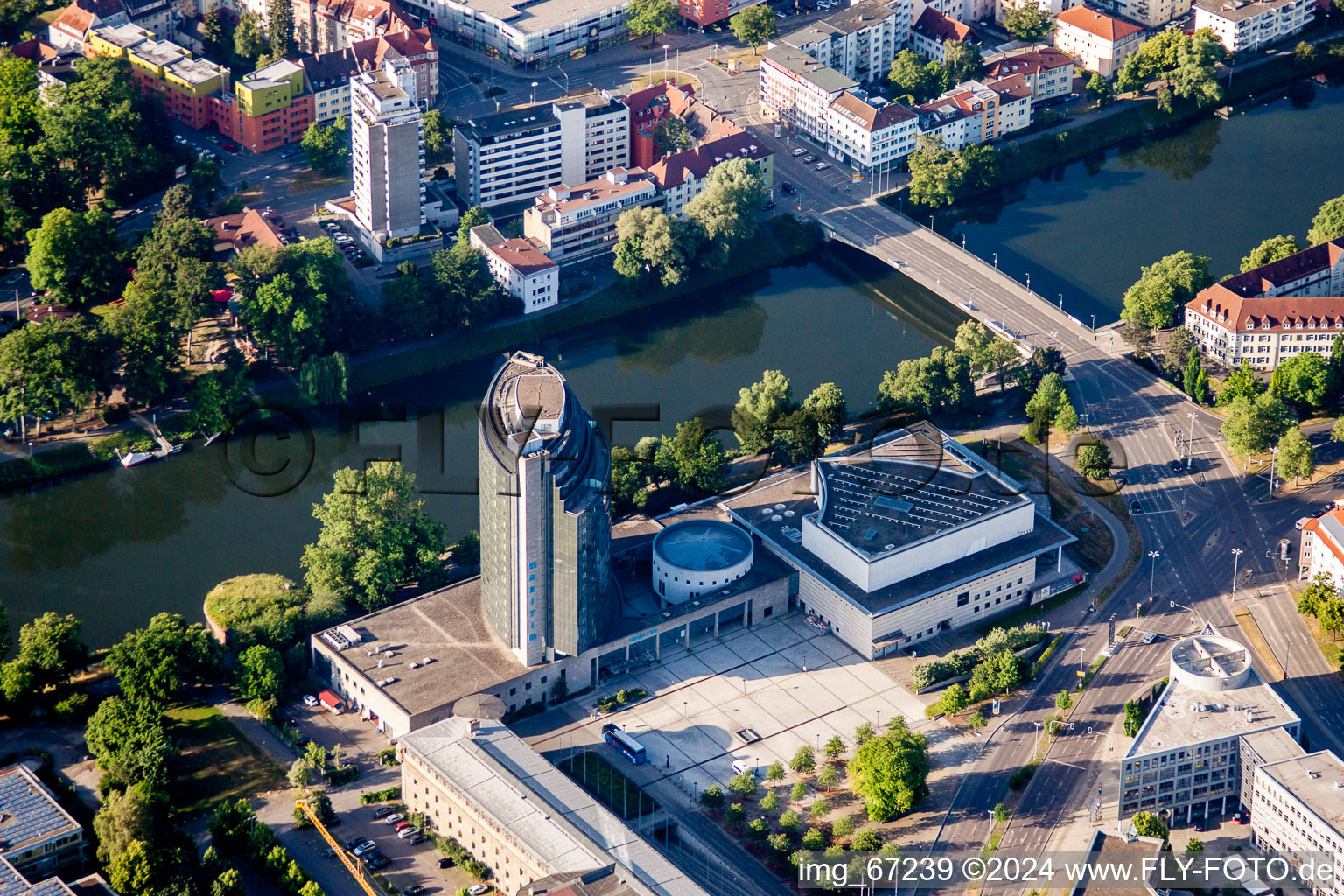 Vue aérienne de Complexe hôtelier de grande hauteur du Maritim Hotel Ulm sur le pont sur le Danube à le quartier Oststadt in Ulm dans le département Bade-Wurtemberg, Allemagne