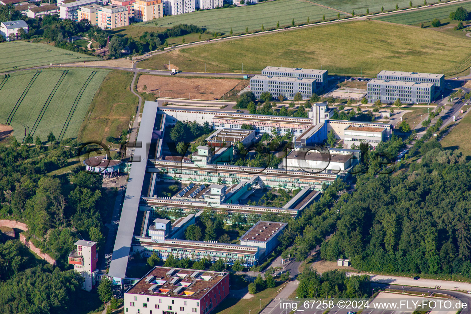 Vue aérienne de Campus universitaire Ulm avec l'Institut des composants et circuits électroniques à le quartier Eselsberg in Ulm dans le département Bade-Wurtemberg, Allemagne