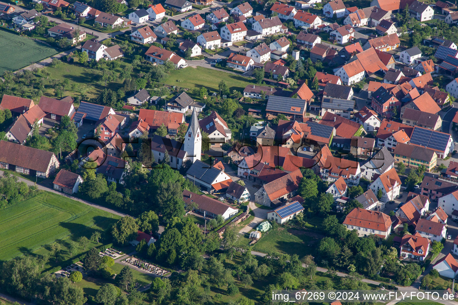 Vue aérienne de L'église Saint-Martin à le quartier Bermaringen in Blaustein dans le département Bade-Wurtemberg, Allemagne