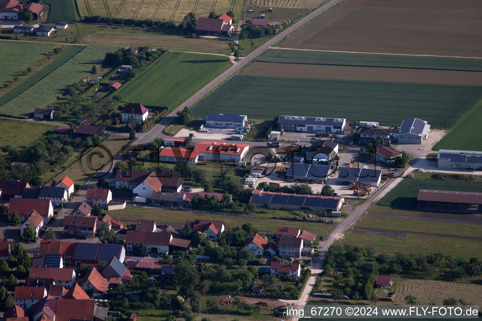 Vue aérienne de Vue des rues et des maisons des quartiers résidentiels à le quartier Asch in Blaubeuren dans le département Bade-Wurtemberg, Allemagne