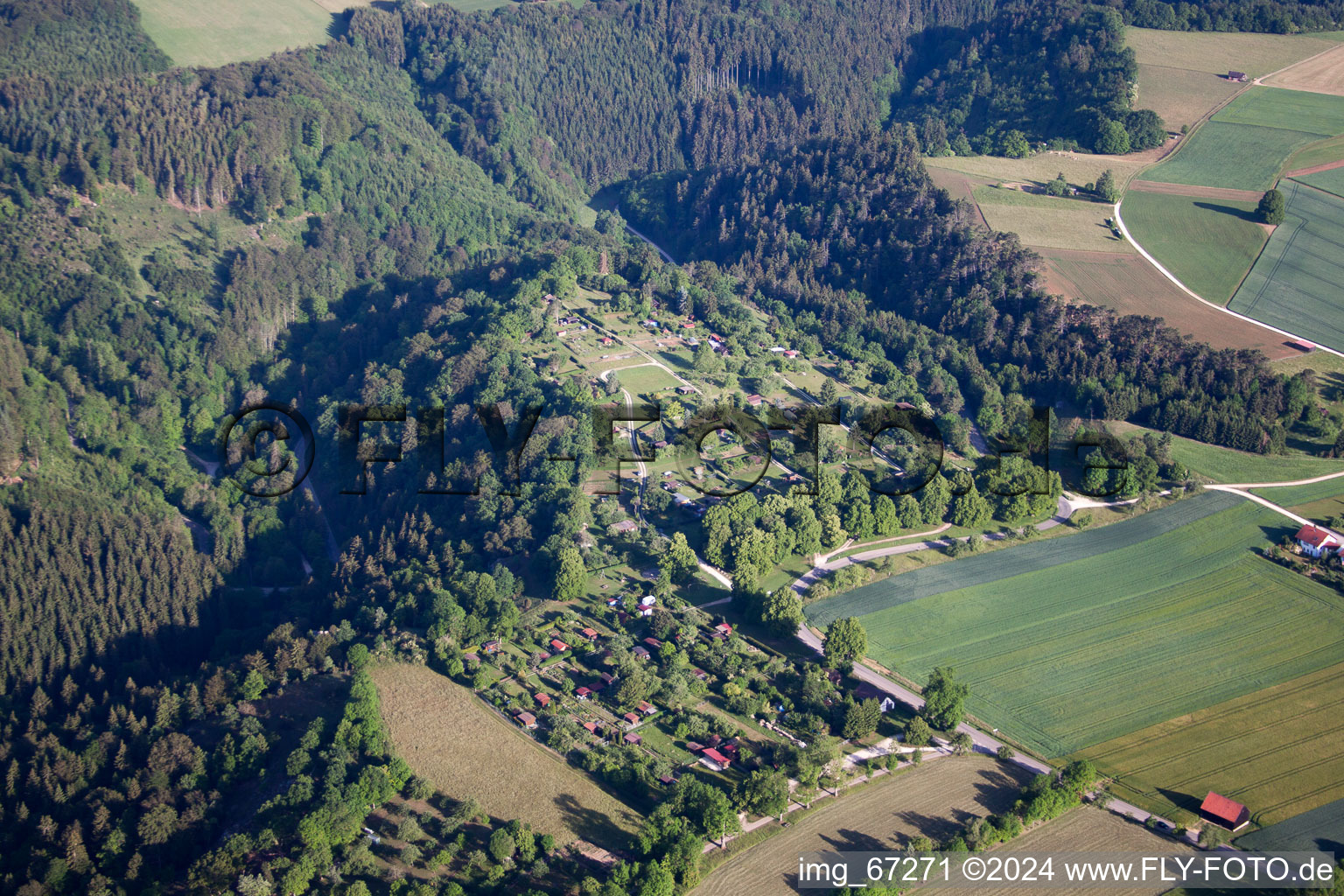 Vue aérienne de Jardins familiaux et place Heckafeschd à le quartier Bermaringen in Blaustein dans le département Bade-Wurtemberg, Allemagne