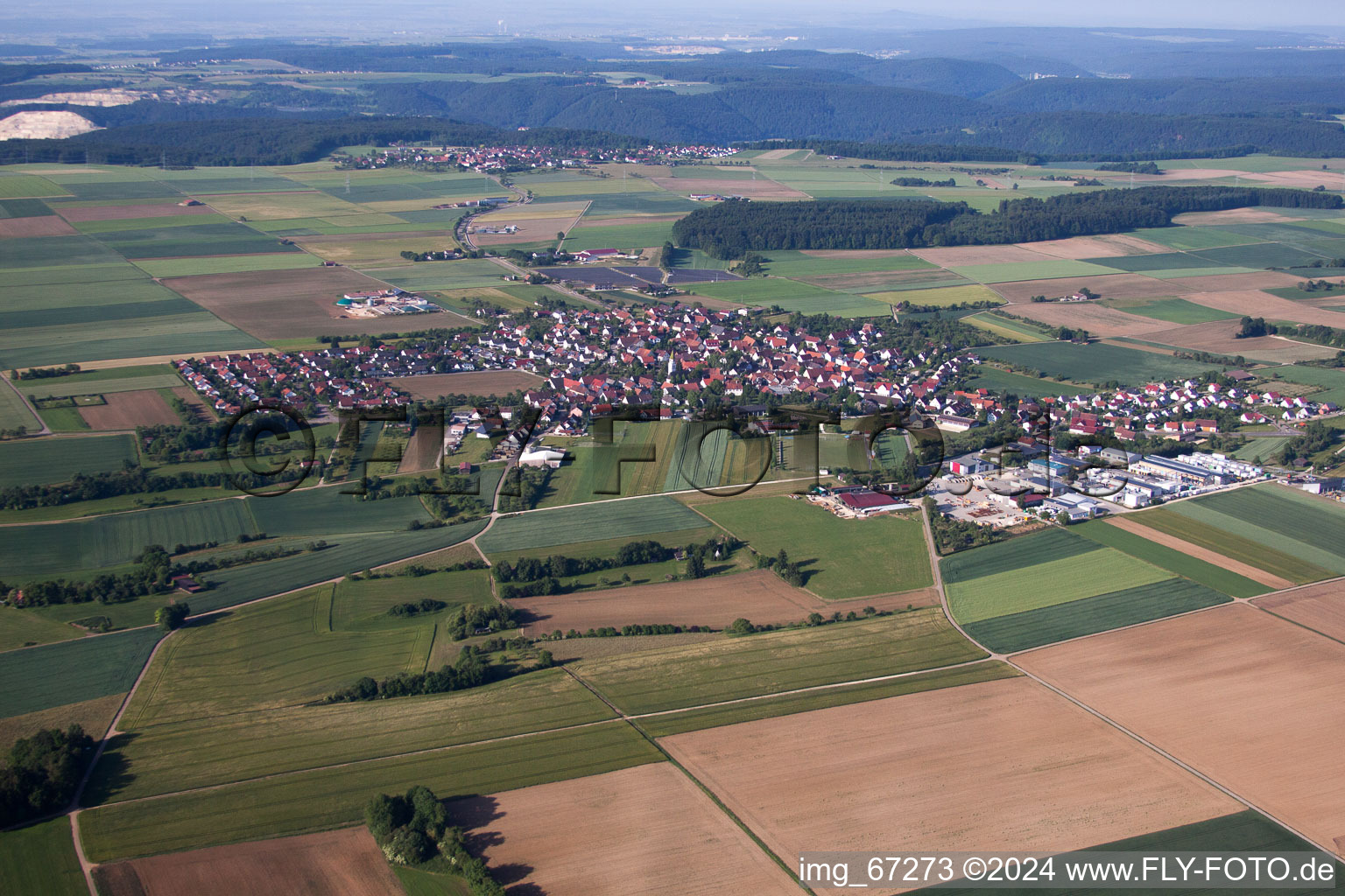 Vue aérienne de Vue des rues et des maisons des quartiers résidentiels à le quartier Asch in Blaubeuren dans le département Bade-Wurtemberg, Allemagne