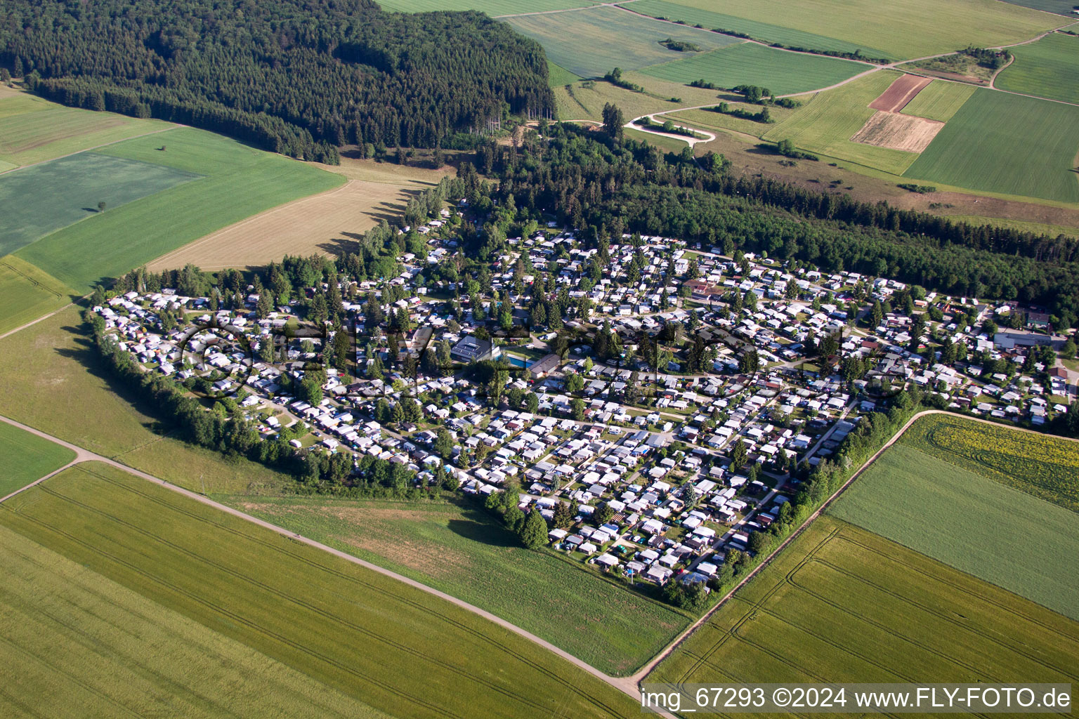 Vue aérienne de Caravanes et tentes - camping - et camping Camping Heidehof à le quartier Machtolsheim in Laichingen dans le département Bade-Wurtemberg, Allemagne