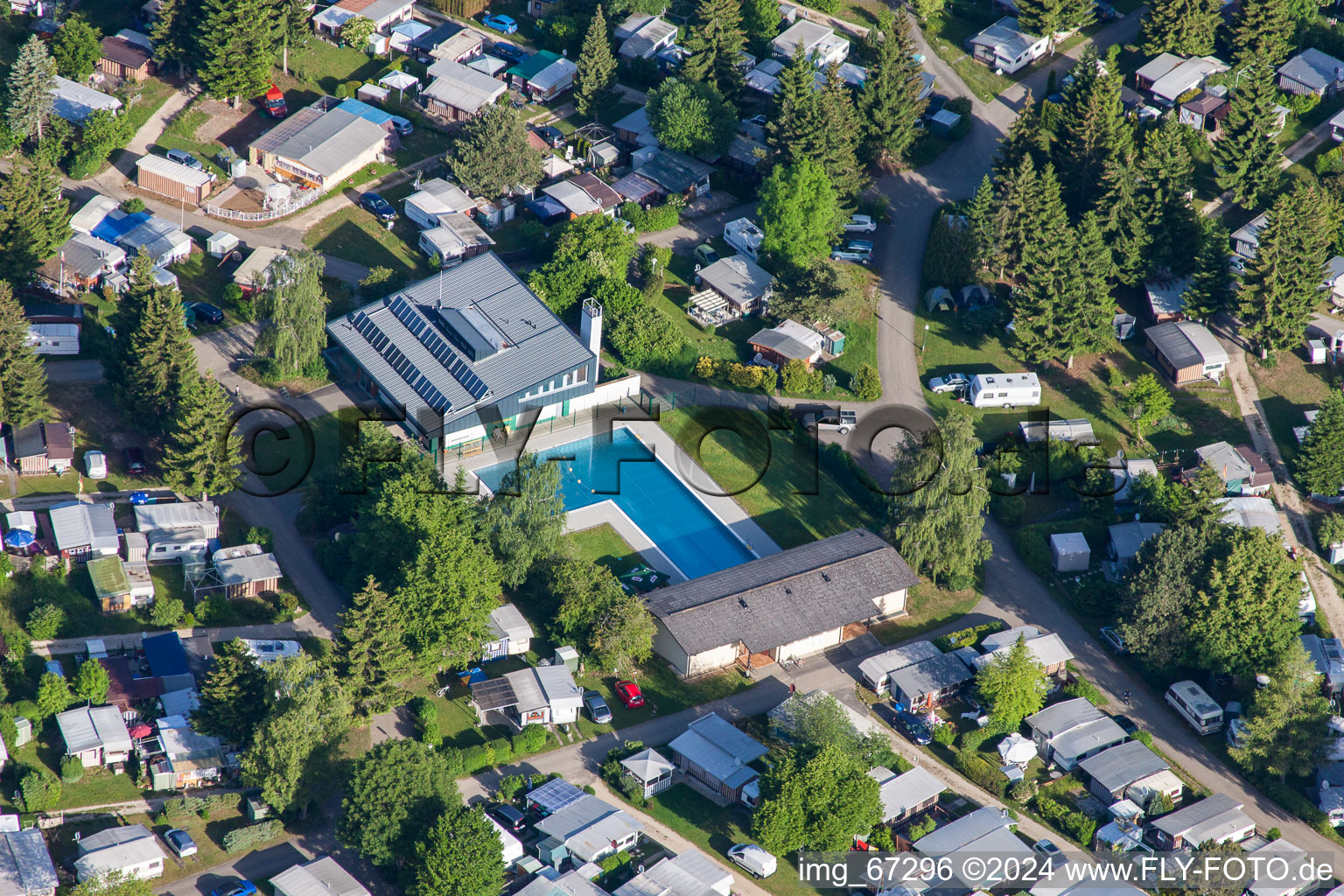 Vue aérienne de Caravanes et tentes - camping - et camping Camping Heidehof à le quartier Machtolsheim in Laichingen dans le département Bade-Wurtemberg, Allemagne