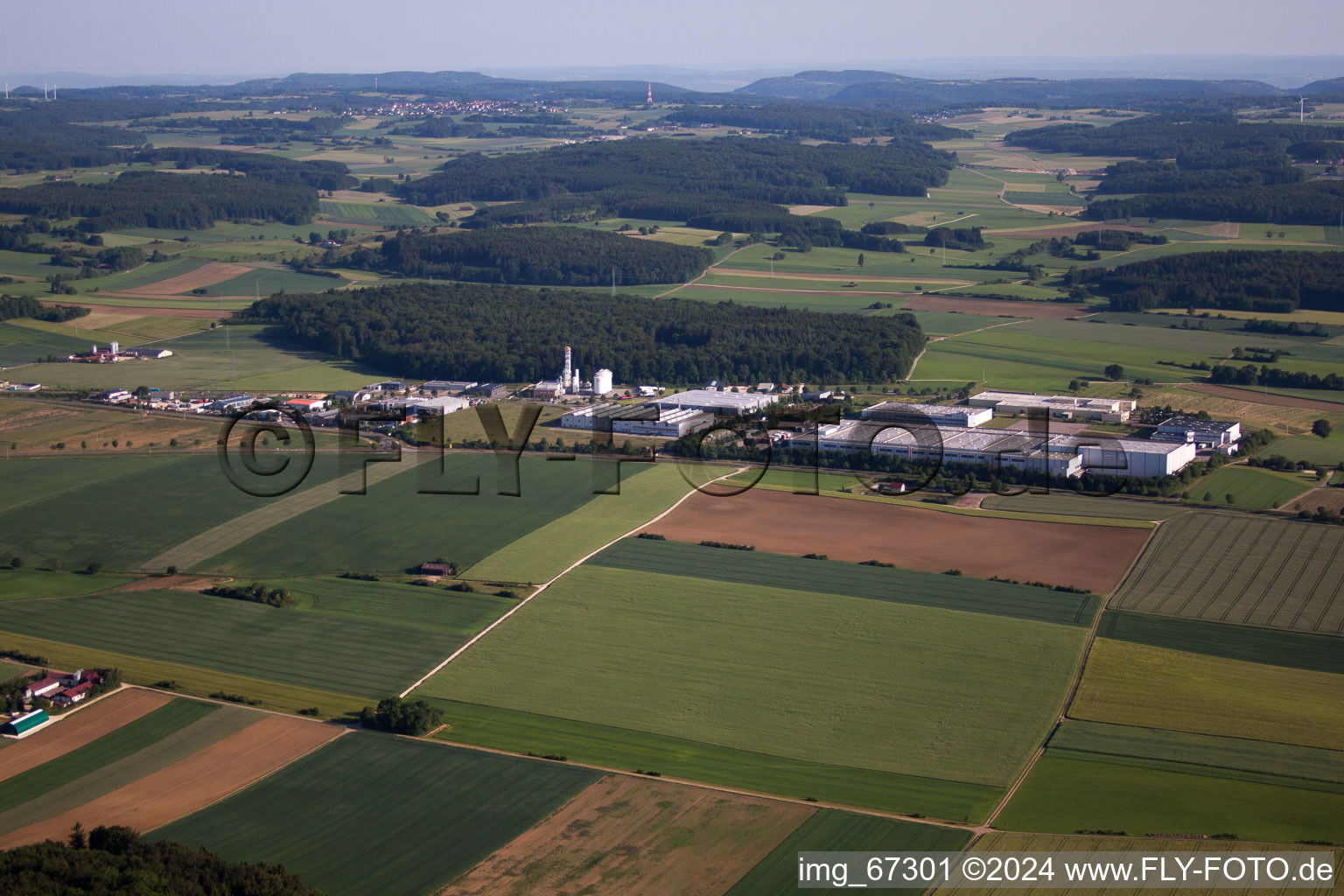 Vue aérienne de Zone industrielle et commerciale avec bureau d'ingénierie Stark GmbH & Co. KG à le quartier Machtolsheim in Laichingen dans le département Bade-Wurtemberg, Allemagne