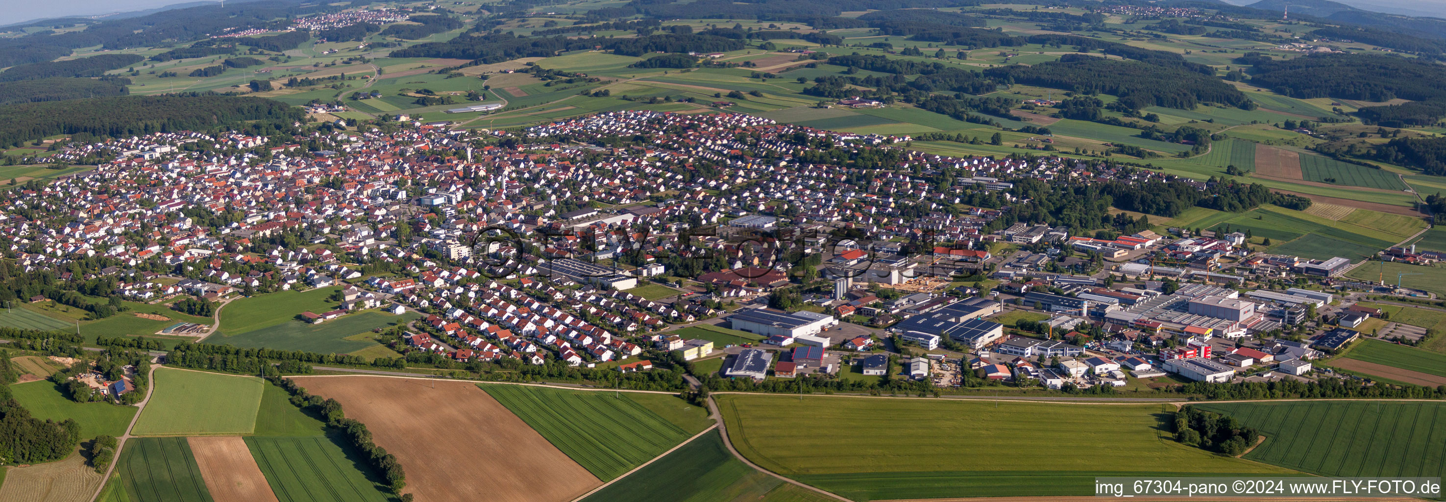 Vue aérienne de Champs agricoles et terres agricoles en perspective panoramique à Laichingen dans le département Bade-Wurtemberg, Allemagne