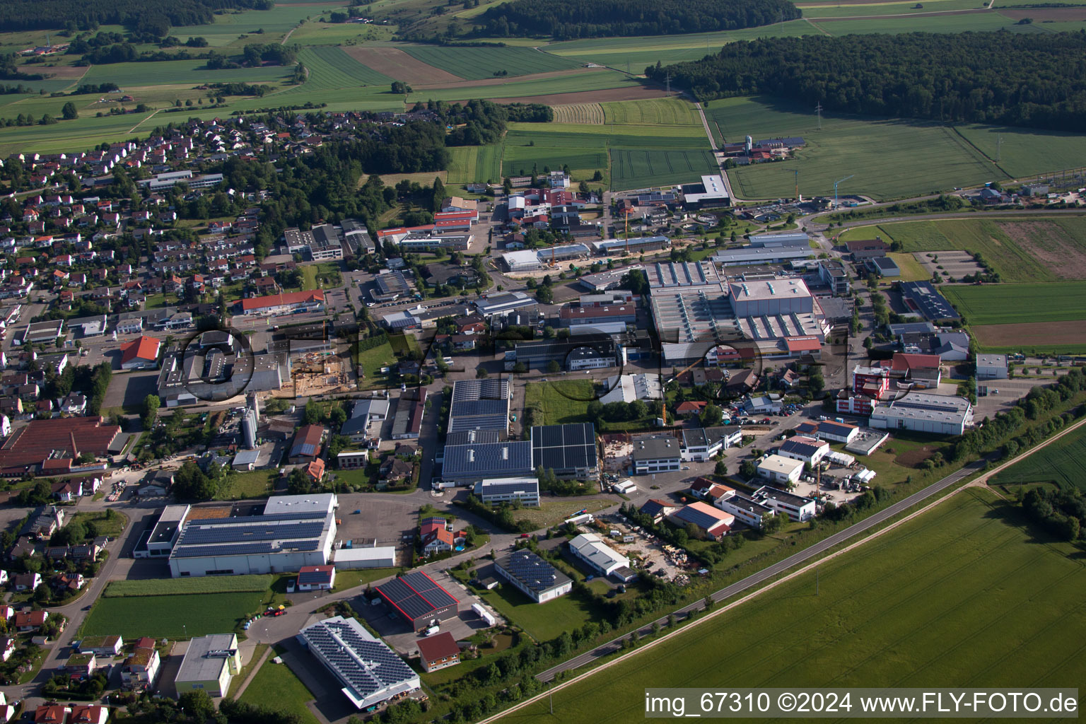 Vue aérienne de Zone industrielle Gottlieb-Daimler-Strasse à Laichingen dans le département Bade-Wurtemberg, Allemagne