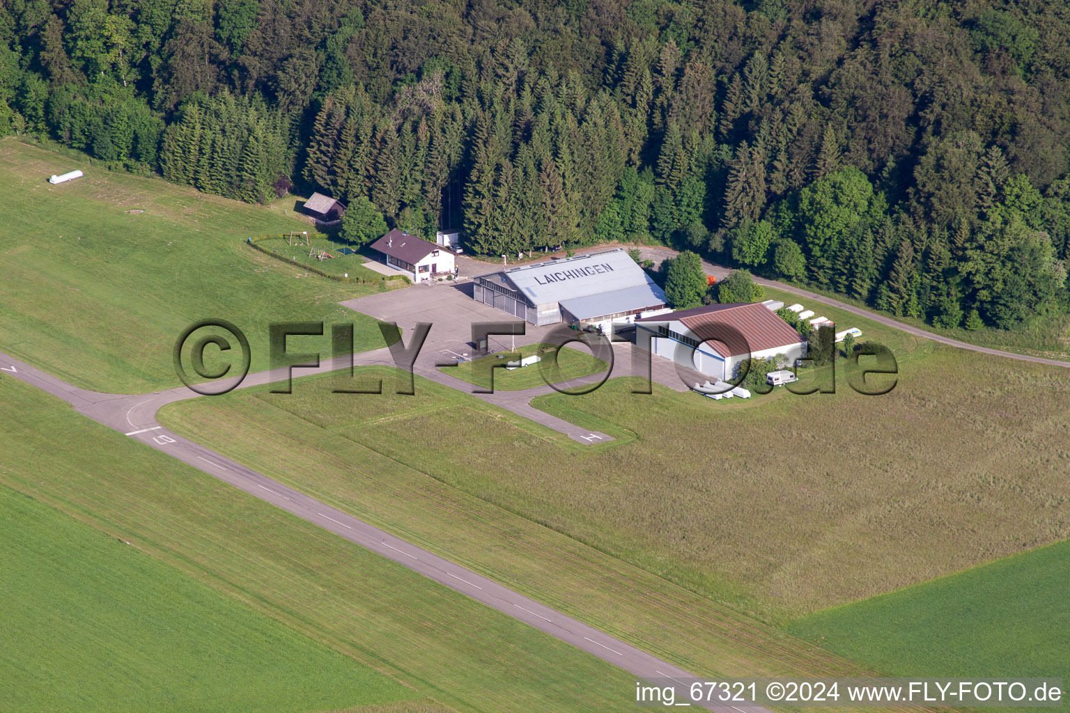 Vue aérienne de Aérodrome sportif Laichingen à le quartier Feldstetten in Laichingen dans le département Bade-Wurtemberg, Allemagne