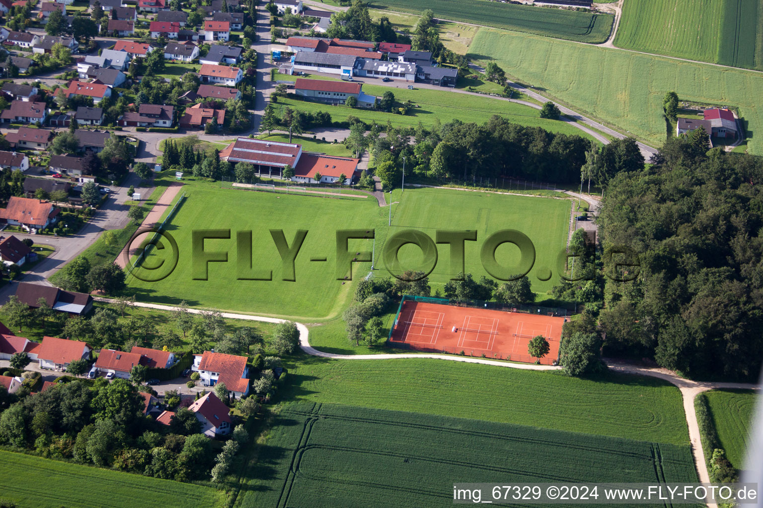 Vue aérienne de Installations sportives et de tennis du SV Fedlstetten à le quartier Feldstetten in Laichingen dans le département Bade-Wurtemberg, Allemagne