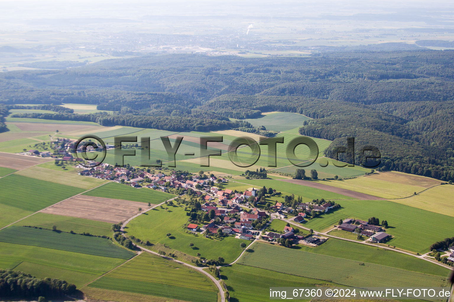 Vue aérienne de Champs agricoles et surfaces utilisables à le quartier Grötzingen in Allmendingen dans le département Bade-Wurtemberg, Allemagne