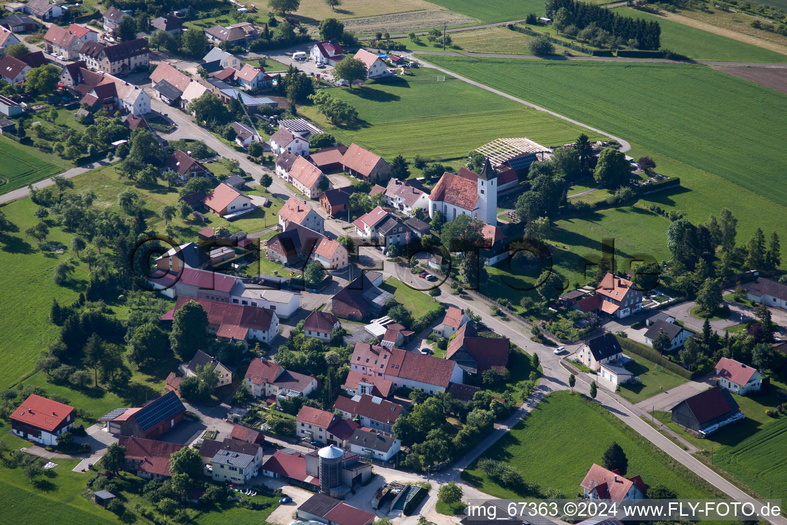 Vue aérienne de Champs agricoles et surfaces utilisables à le quartier Grötzingen in Allmendingen dans le département Bade-Wurtemberg, Allemagne