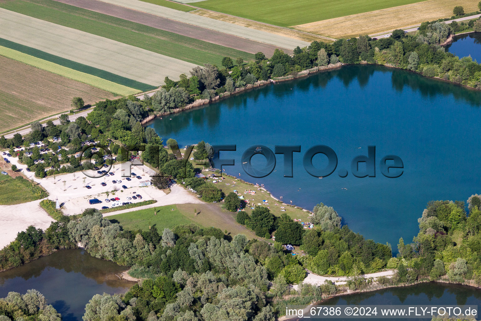 Vue aérienne de Des foules massives de baigneurs sur la plage et sur les rives du lac de baignade Heppenäcker à Rottenacker dans le département Bade-Wurtemberg, Allemagne