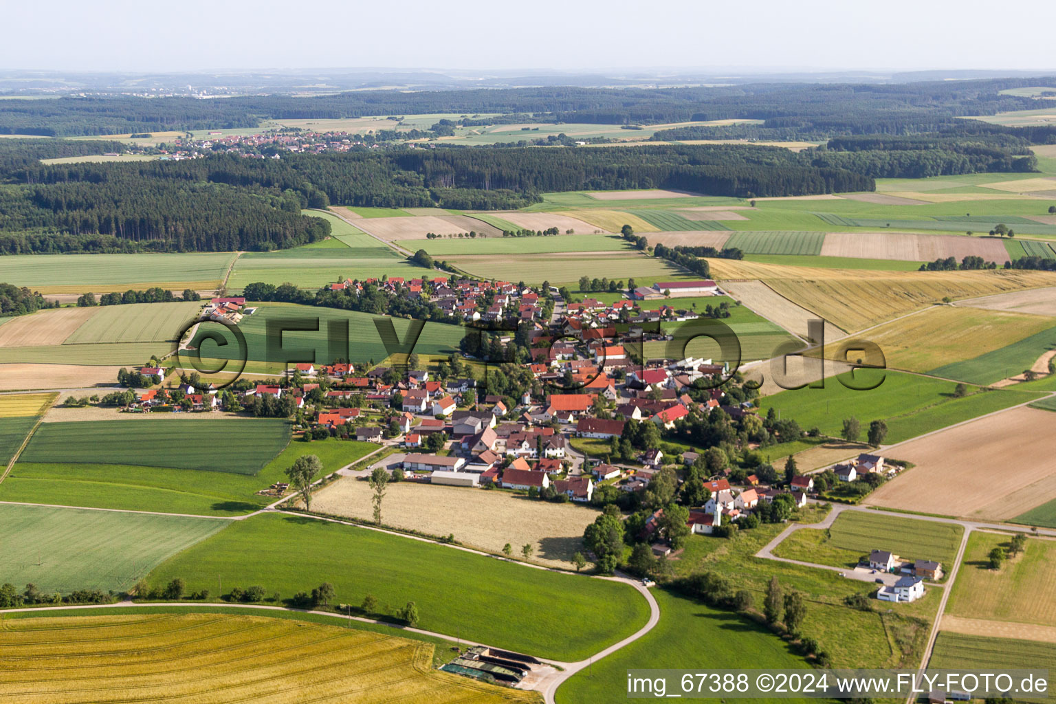 Vue aérienne de Vue sur le village à le quartier Moosbeuren in Oberstadion dans le département Bade-Wurtemberg, Allemagne