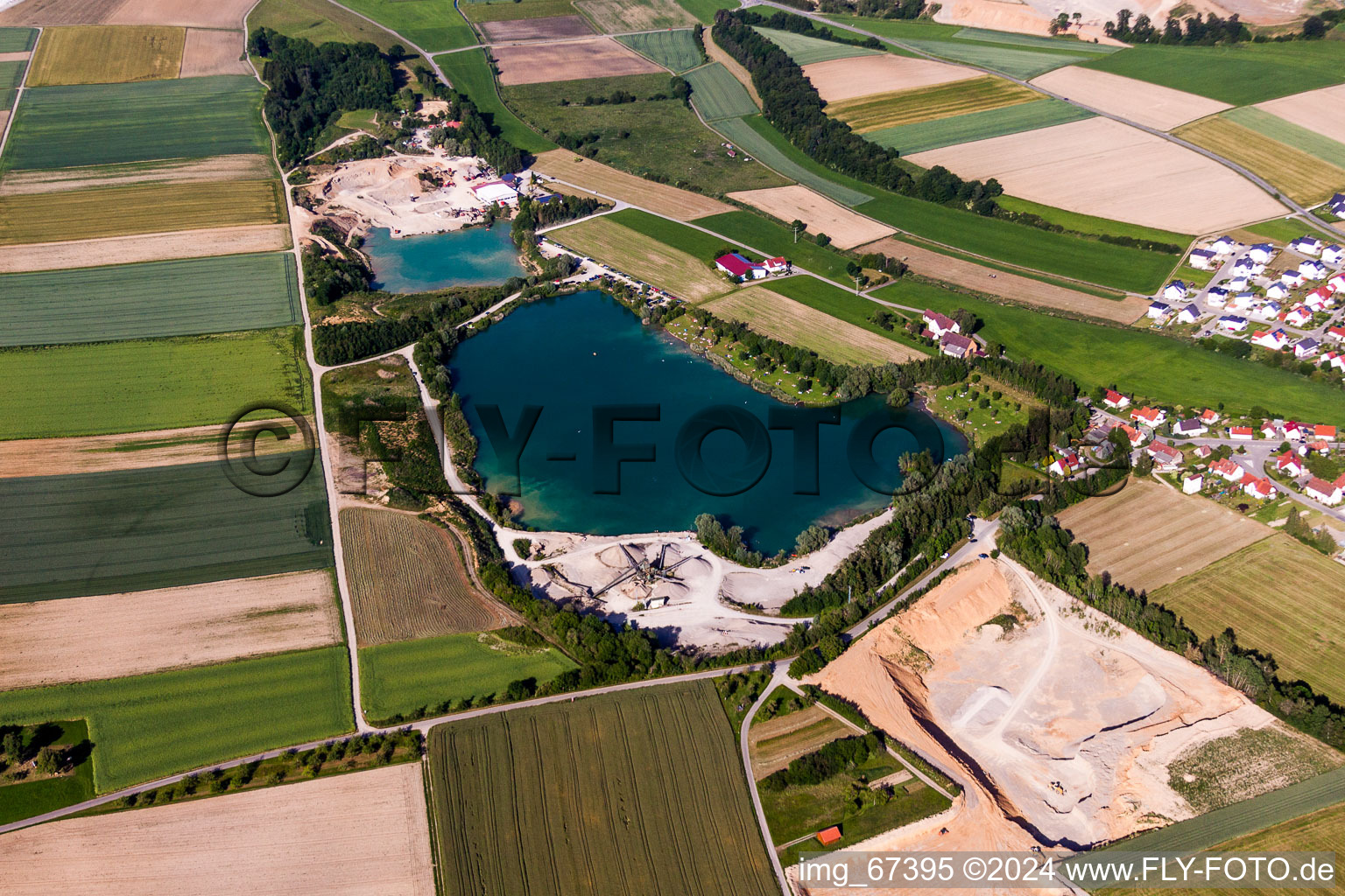 Vue aérienne de Terrain et zones de déchets de la mine à ciel ouvert de gravier Kieswerk Schäfer GmbH Fritz Neubrand à le quartier Alberweiler in Schemmerhofen dans le département Bade-Wurtemberg, Allemagne