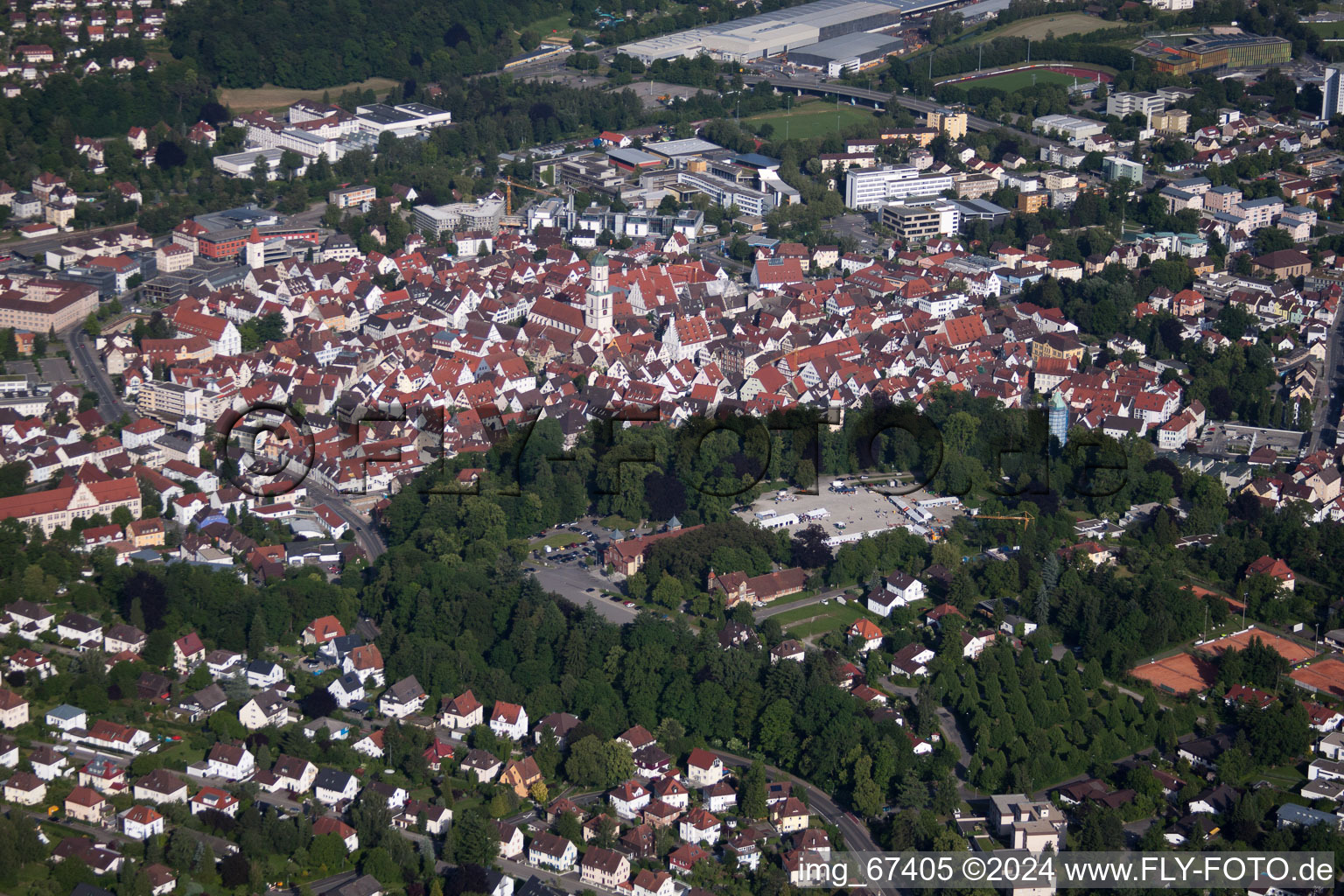 Vue aérienne de Vue des rues et des maisons des quartiers résidentiels à Biberach an der Riß dans le département Bade-Wurtemberg, Allemagne