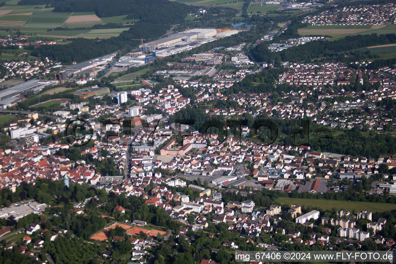 Vue aérienne de Vue des rues et des maisons des quartiers résidentiels à Biberach an der Riß dans le département Bade-Wurtemberg, Allemagne