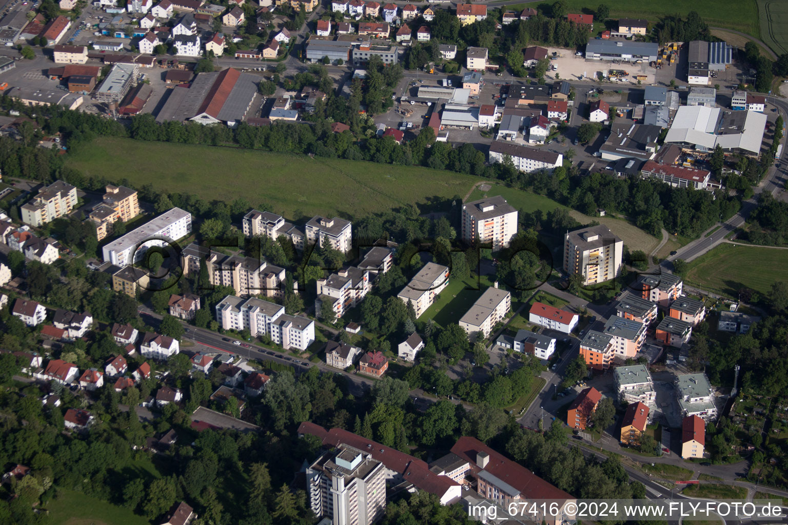 Vue des rues et des maisons des quartiers résidentiels à Biberach an der Riß dans le département Bade-Wurtemberg, Allemagne d'en haut