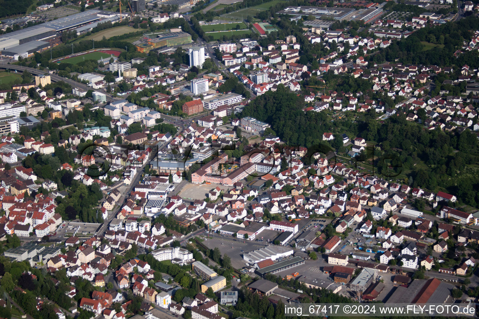 Vue des rues et des maisons des quartiers résidentiels à Biberach an der Riß dans le département Bade-Wurtemberg, Allemagne hors des airs