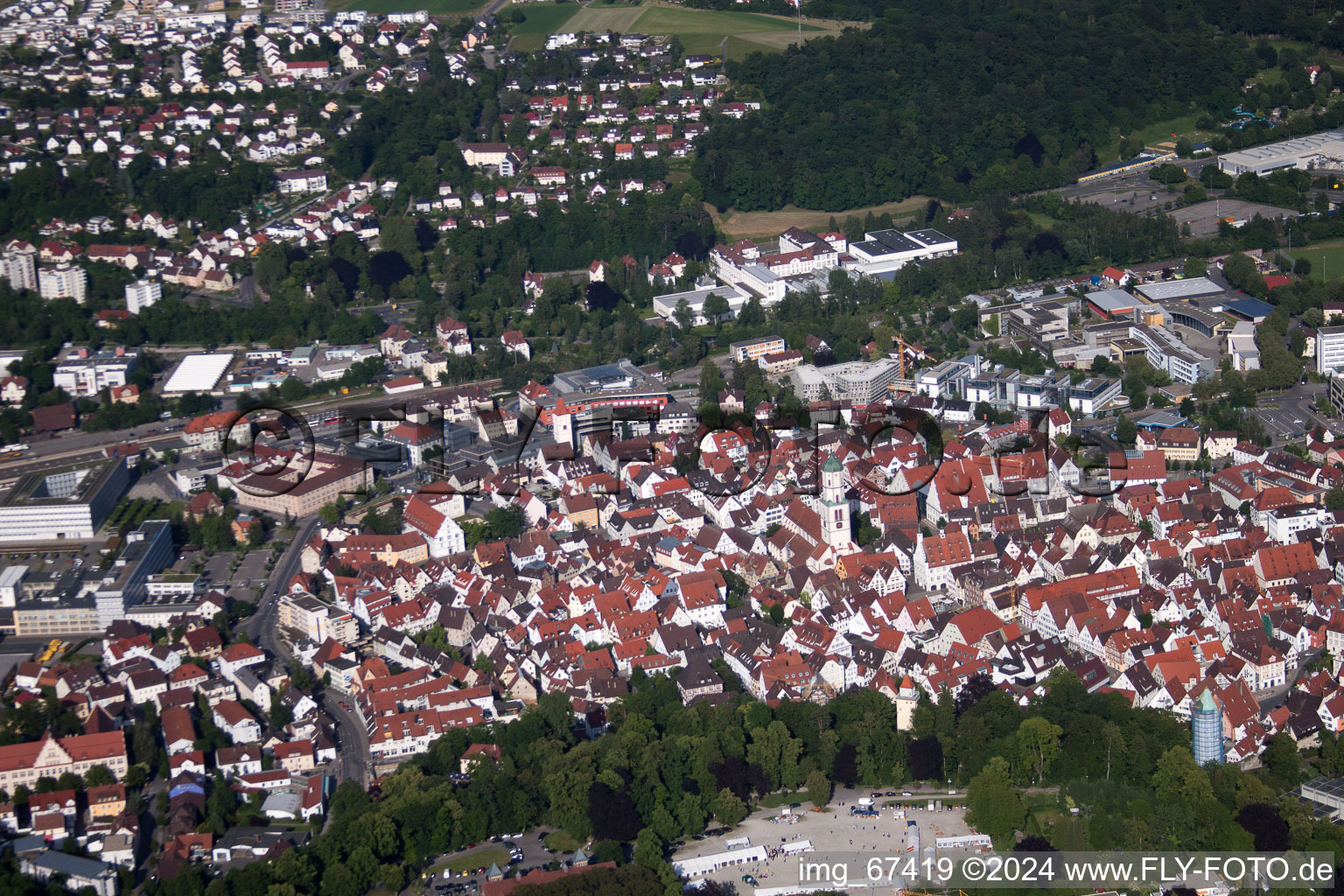 Vue des rues et des maisons des quartiers résidentiels à Biberach an der Riß dans le département Bade-Wurtemberg, Allemagne vue d'en haut