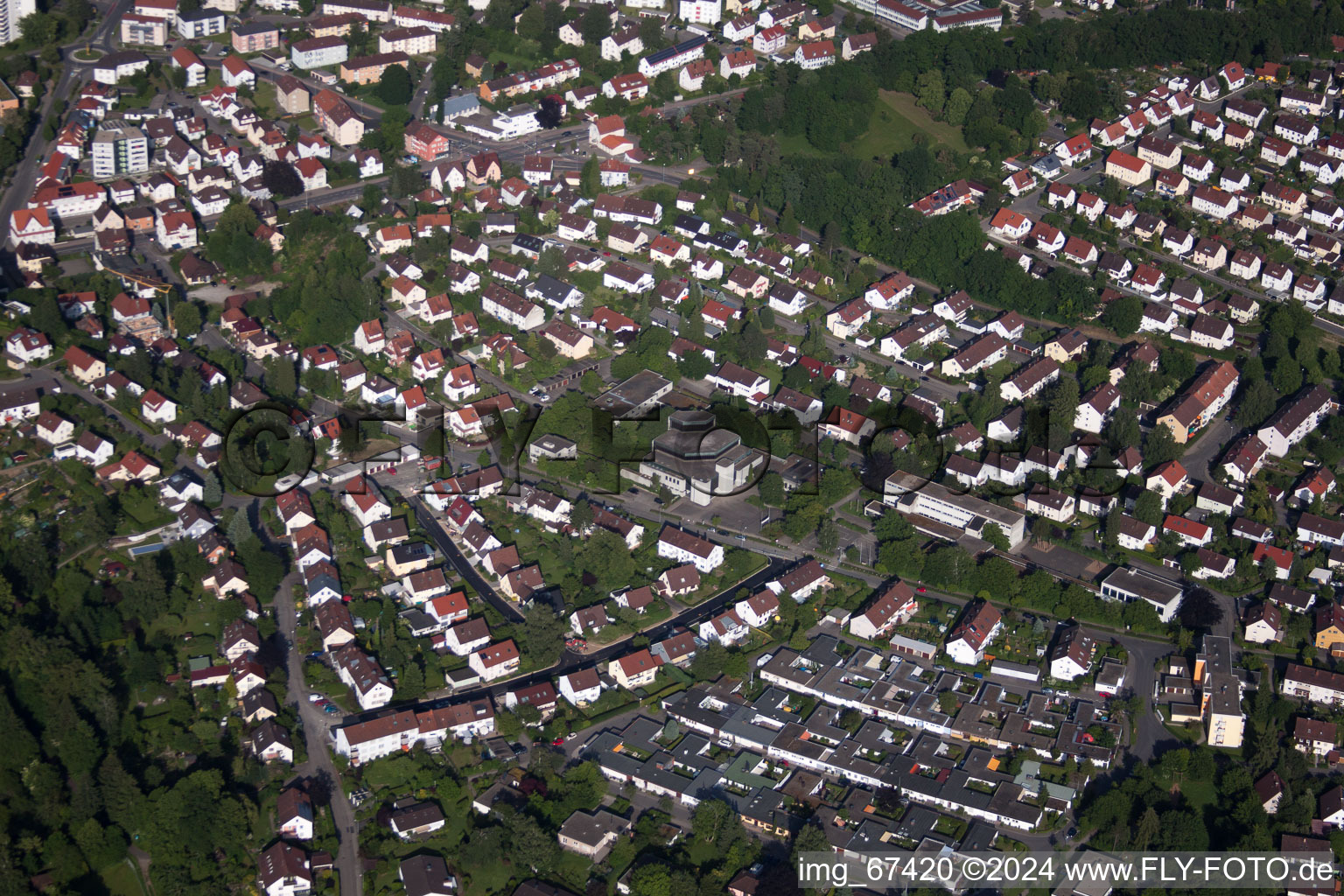 Vue des rues et des maisons des quartiers résidentiels à Biberach an der Riß dans le département Bade-Wurtemberg, Allemagne depuis l'avion