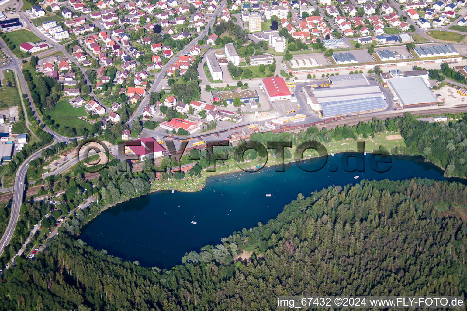 Vue aérienne de Zones riveraines du lac de baignade Ummendorf à Ummendorf dans le département Bade-Wurtemberg, Allemagne