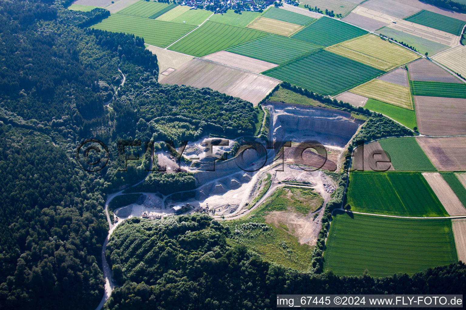 Vue aérienne de Gravière Rißegg à le quartier Rißegg in Biberach an der Riß dans le département Bade-Wurtemberg, Allemagne