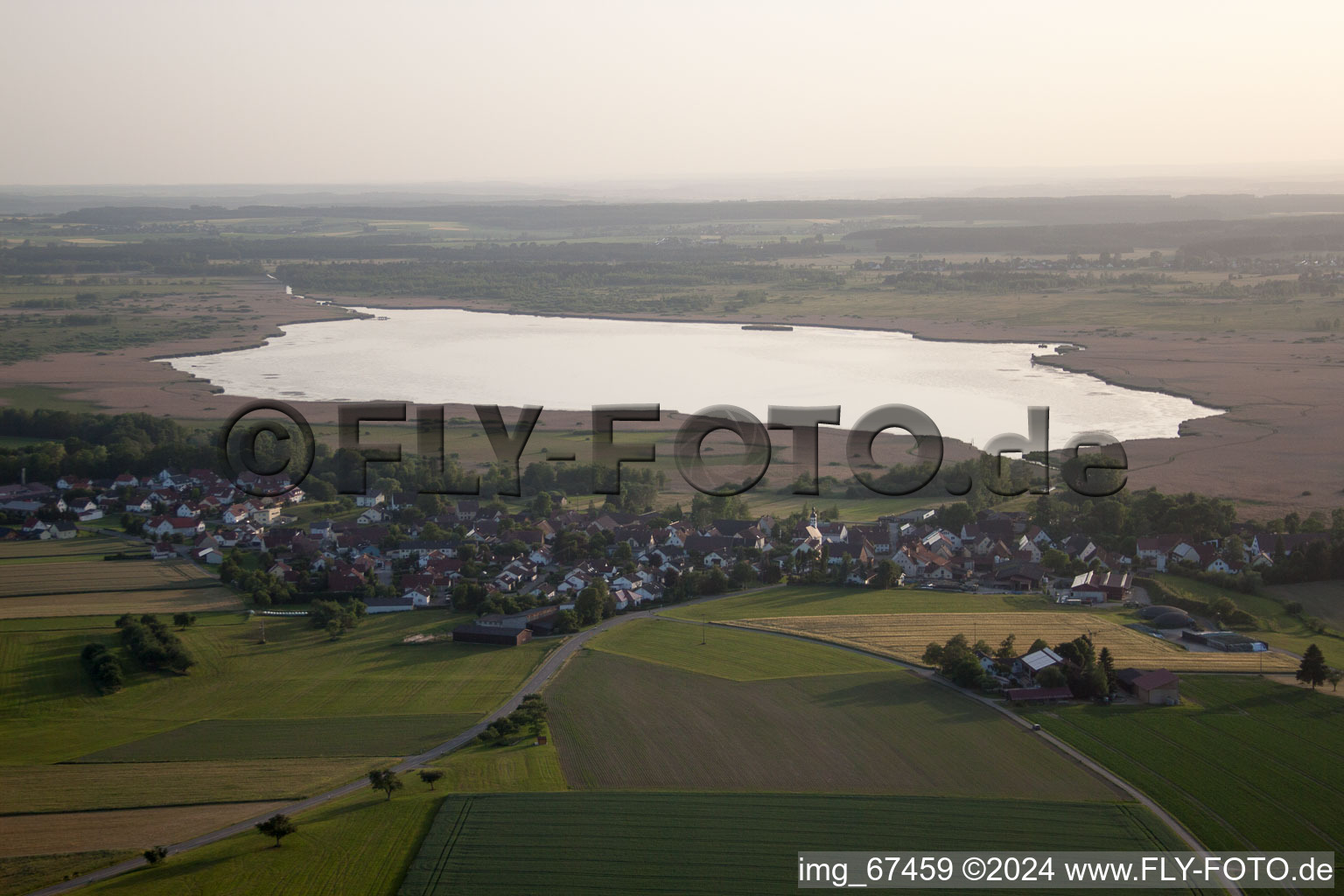 Vue aérienne de Place devant le Federsee avec des habitations sur pilotis à Tiefenbach dans le département Bade-Wurtemberg, Allemagne