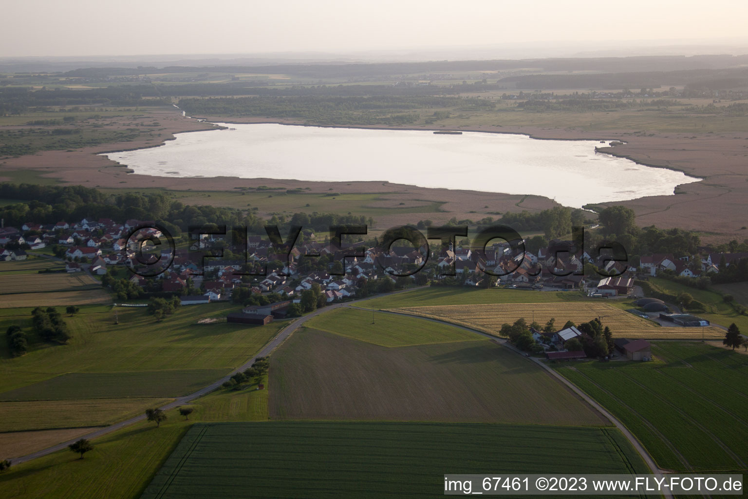 Vue aérienne de Federsee avec des habitations sur pilotis à Tiefenbach dans le département Bade-Wurtemberg, Allemagne