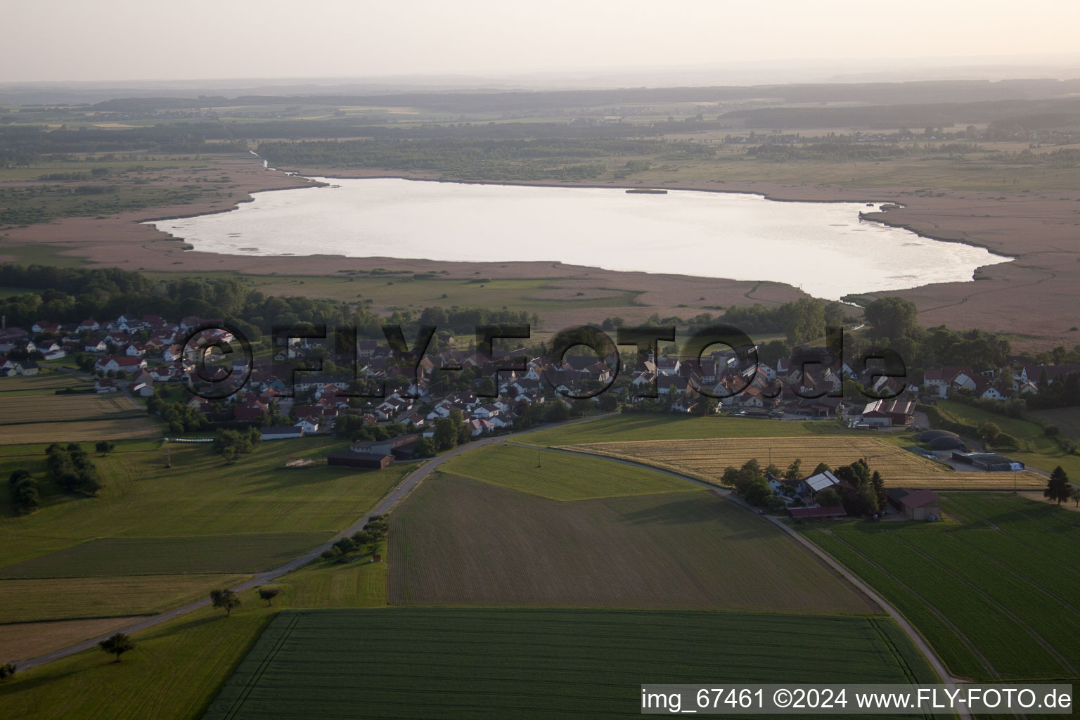 Vue aérienne de Place devant le Federsee avec des habitations sur pilotis à Tiefenbach dans le département Bade-Wurtemberg, Allemagne