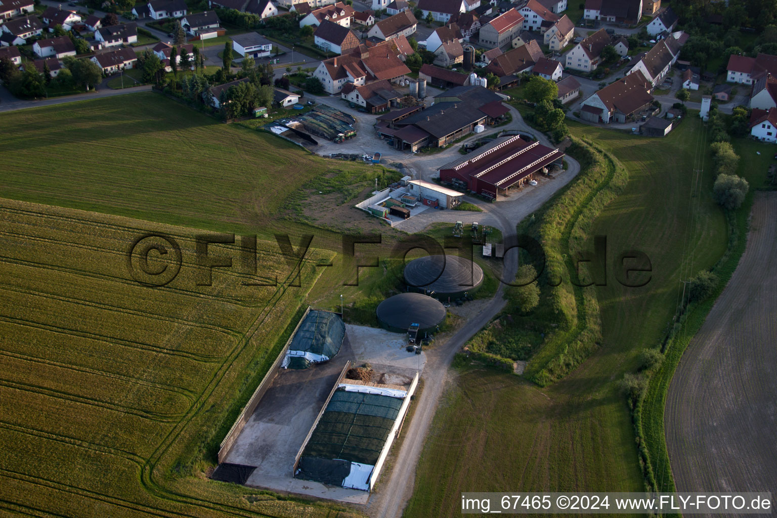 Vue aérienne de Stockage d'ensilage et installations de biogaz à Tiefenbach dans le département Bade-Wurtemberg, Allemagne