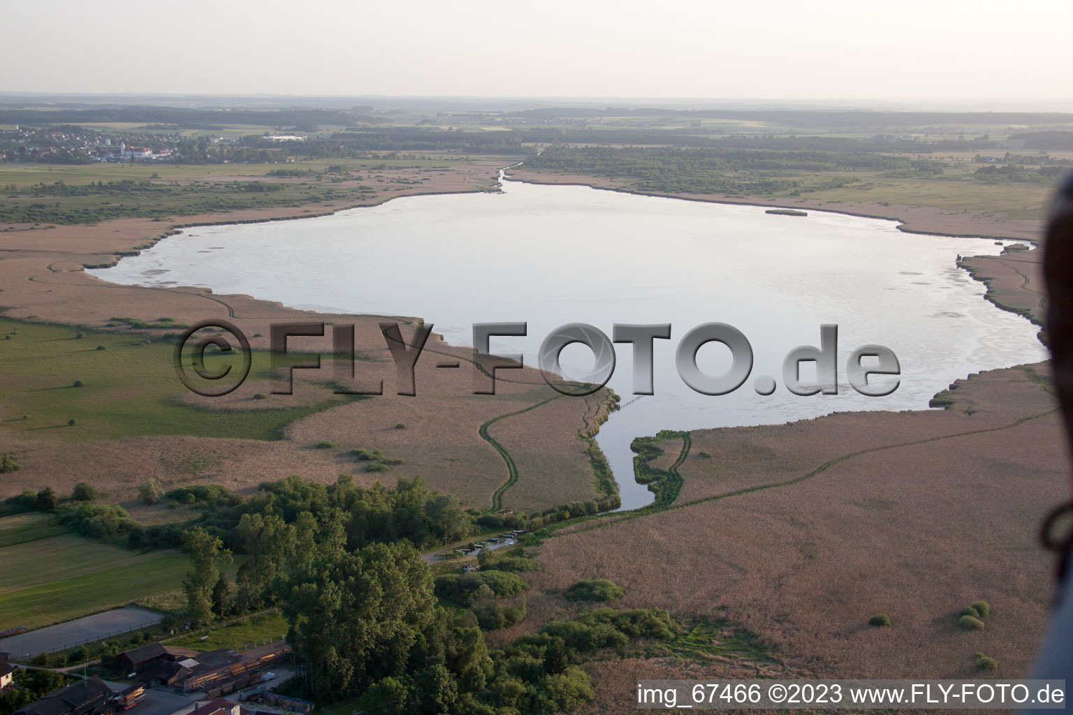 Photographie aérienne de Federsee avec des habitations sur pilotis à Tiefenbach dans le département Bade-Wurtemberg, Allemagne