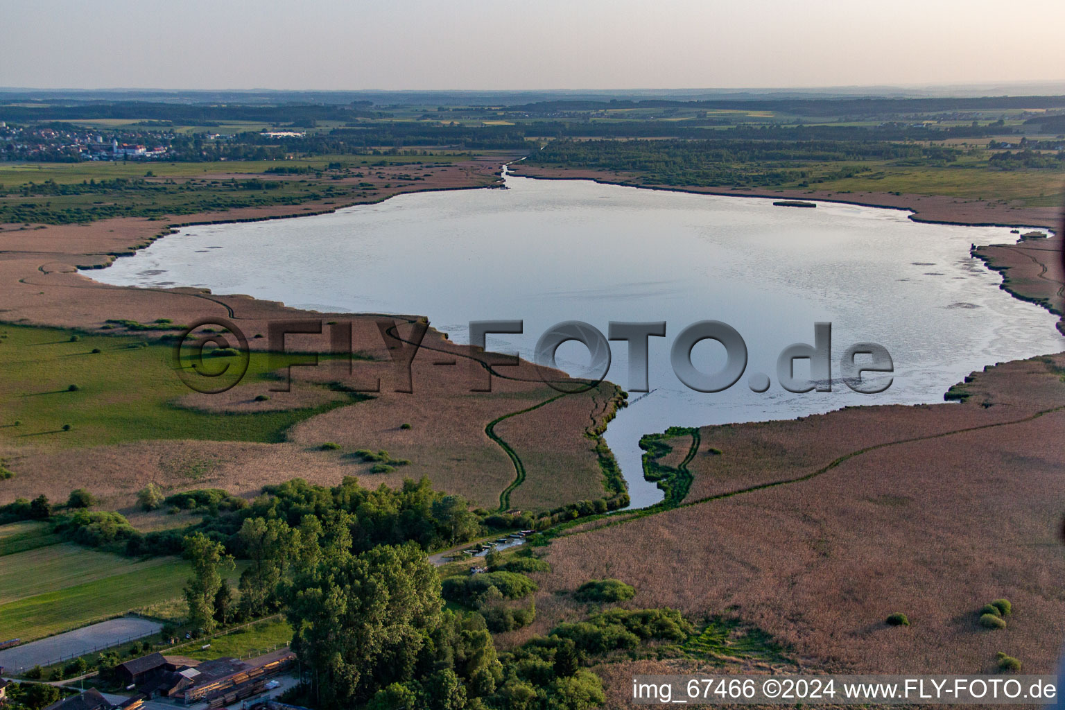 Photographie aérienne de Federsee avec des habitations sur pilotis à Tiefenbach dans le département Bade-Wurtemberg, Allemagne