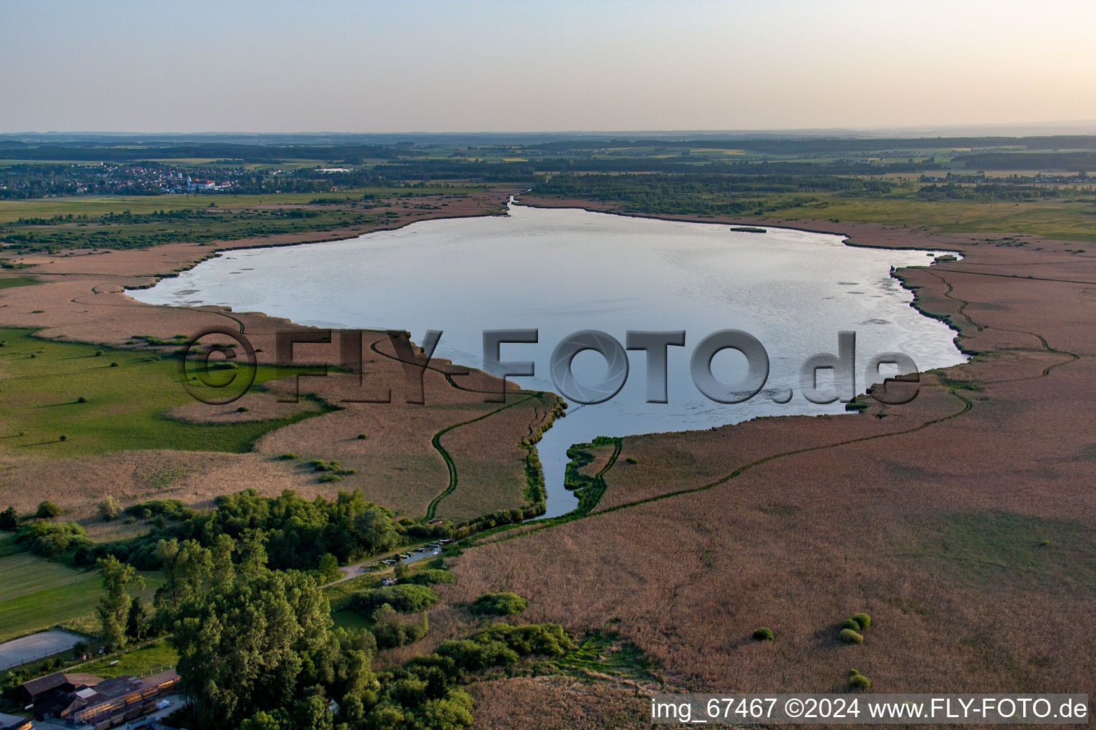 Vue aérienne de Federsee avec des habitations sur pilotis à Bad Buchau dans le département Bade-Wurtemberg, Allemagne