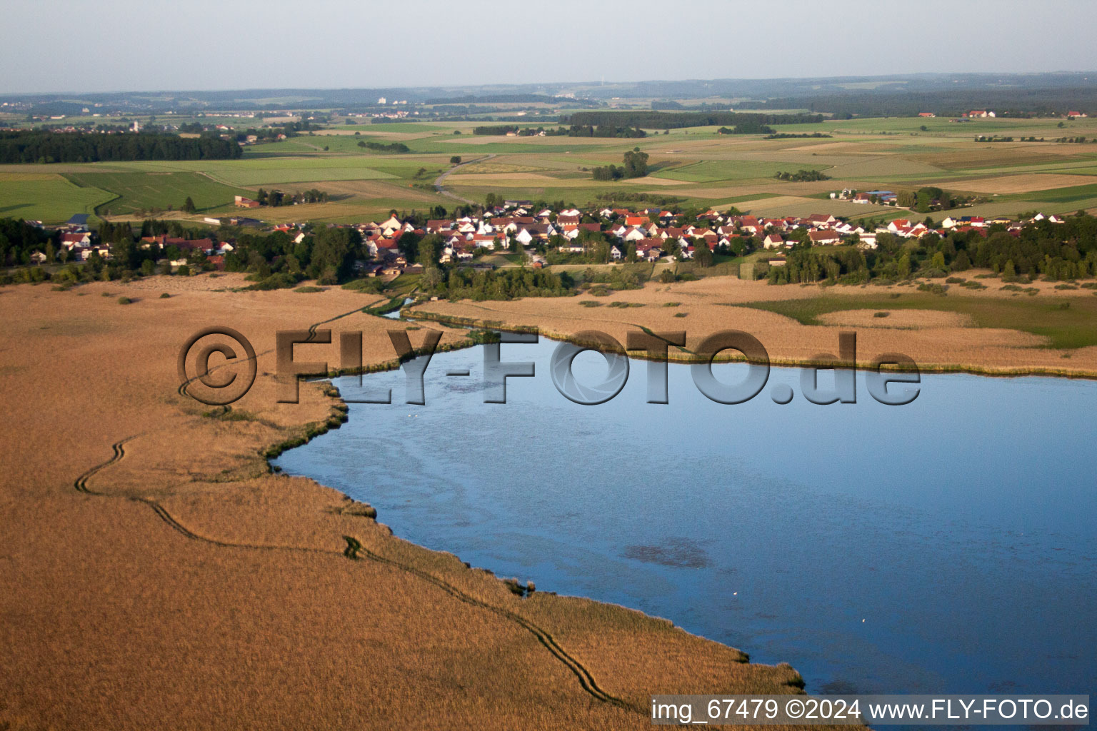 Federsee avec des habitations sur pilotis à Tiefenbach dans le département Bade-Wurtemberg, Allemagne d'en haut