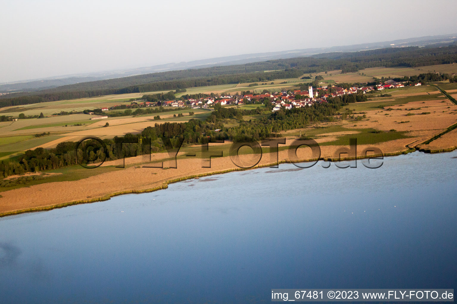 Federsee avec des habitations sur pilotis à Tiefenbach dans le département Bade-Wurtemberg, Allemagne hors des airs
