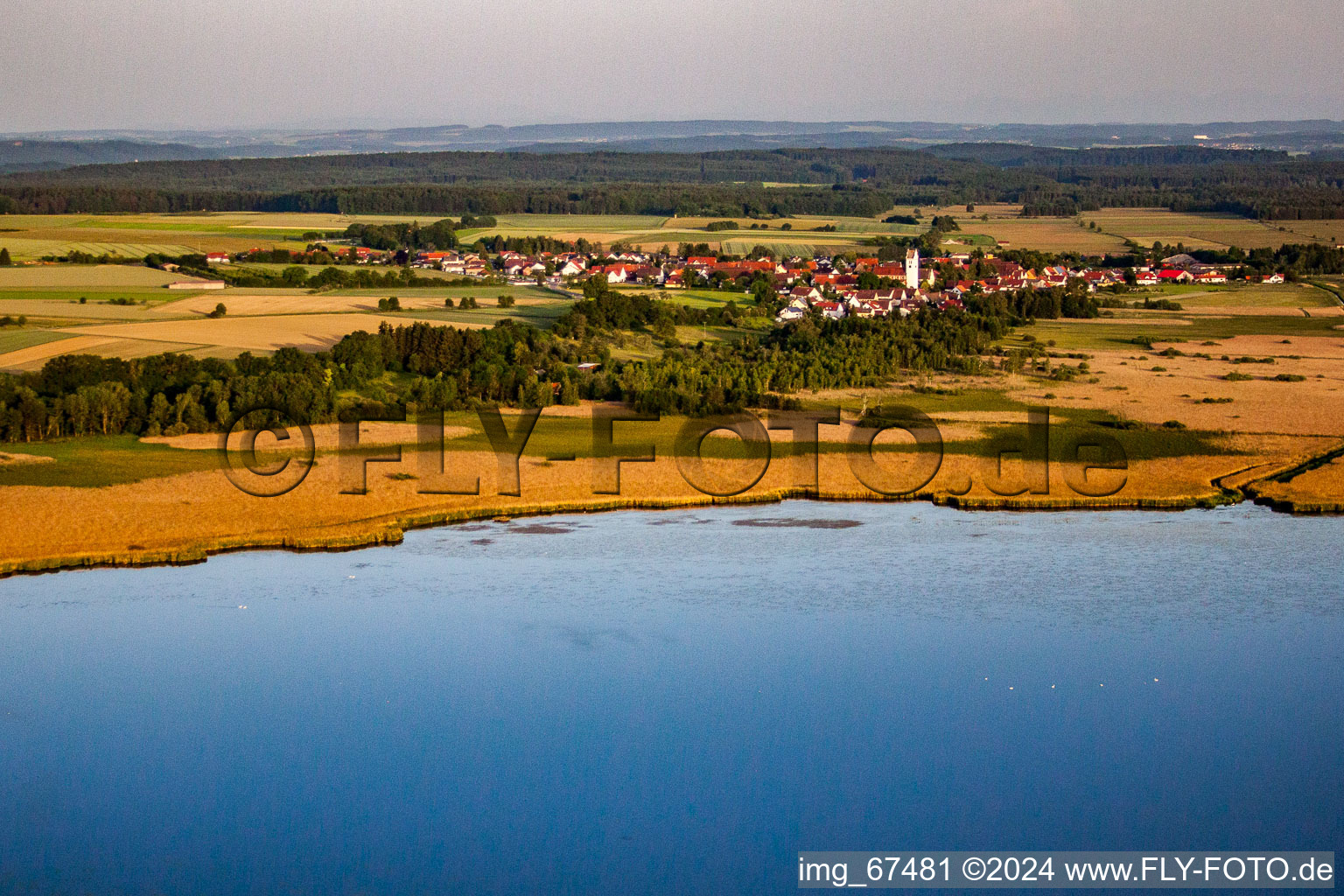 Federsee avec des habitations sur pilotis à Tiefenbach dans le département Bade-Wurtemberg, Allemagne hors des airs