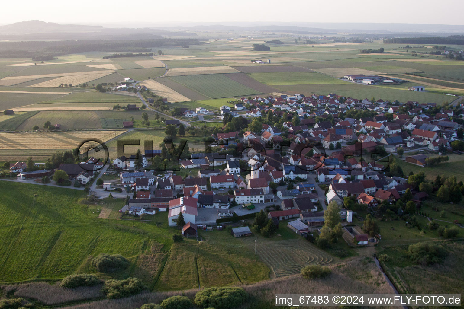 Vue aérienne de Vue des rues et des maisons des quartiers résidentiels à Alleshausen dans le département Bade-Wurtemberg, Allemagne