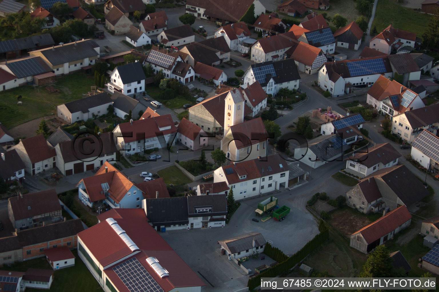 Vue aérienne de Vue des rues et des maisons des quartiers résidentiels à Alleshausen dans le département Bade-Wurtemberg, Allemagne