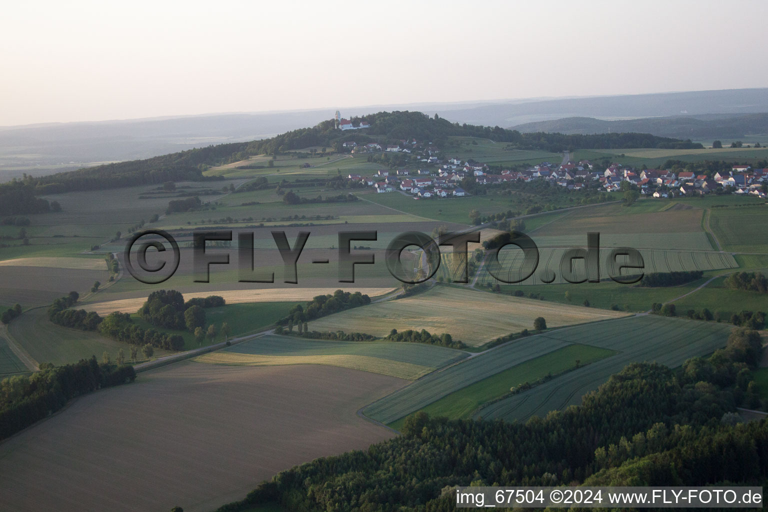 Vue aérienne de Bussen, la plus haute montagne de Souabe et lieu de pèlerinage à Burgau dans le département Bade-Wurtemberg, Allemagne